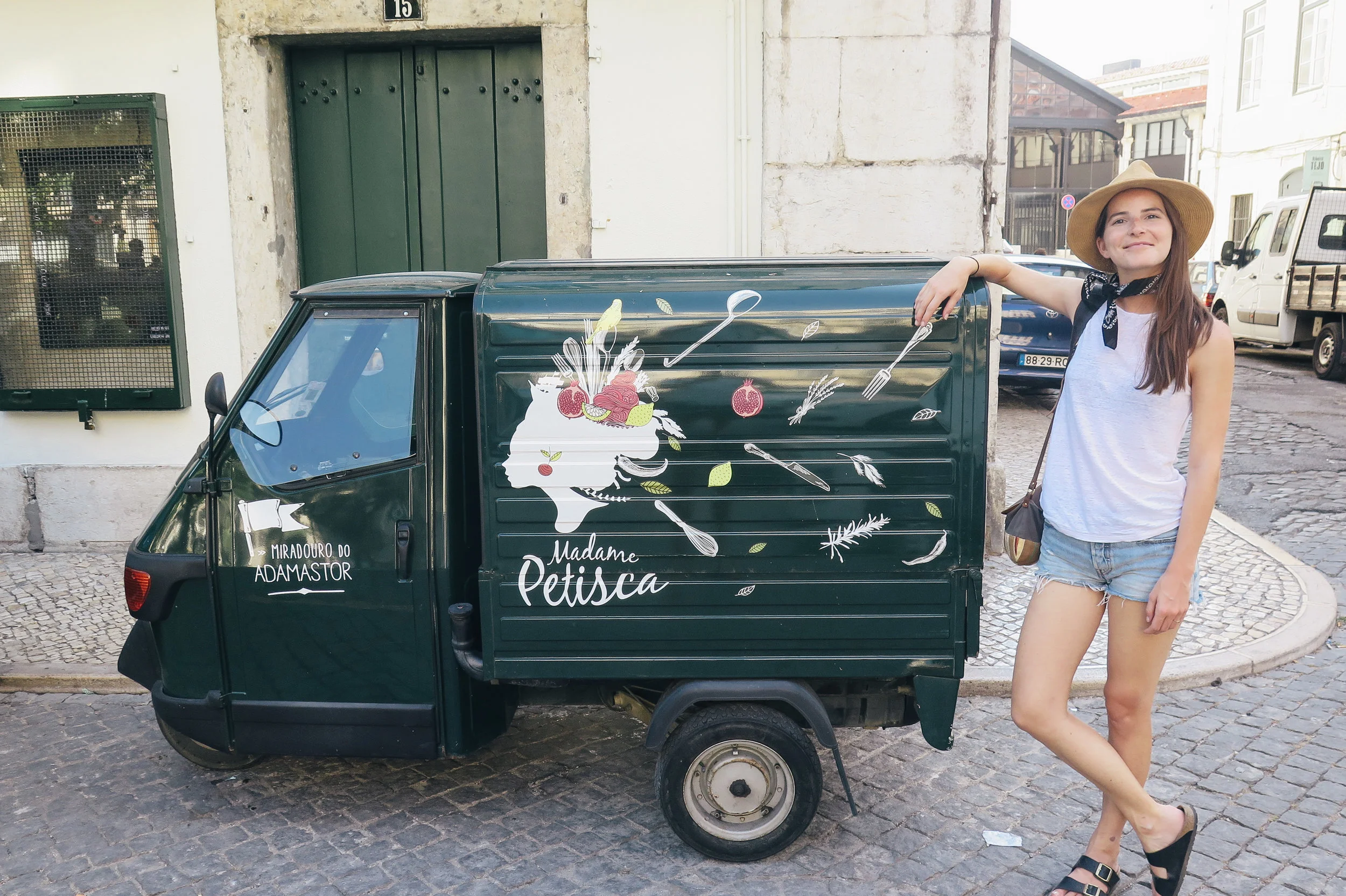  ^^ all over the city were the coolest little mini food trucks. some had snacks, some had fresh lemonade or orange juice, some even served beer on tap or cocktails&nbsp; 