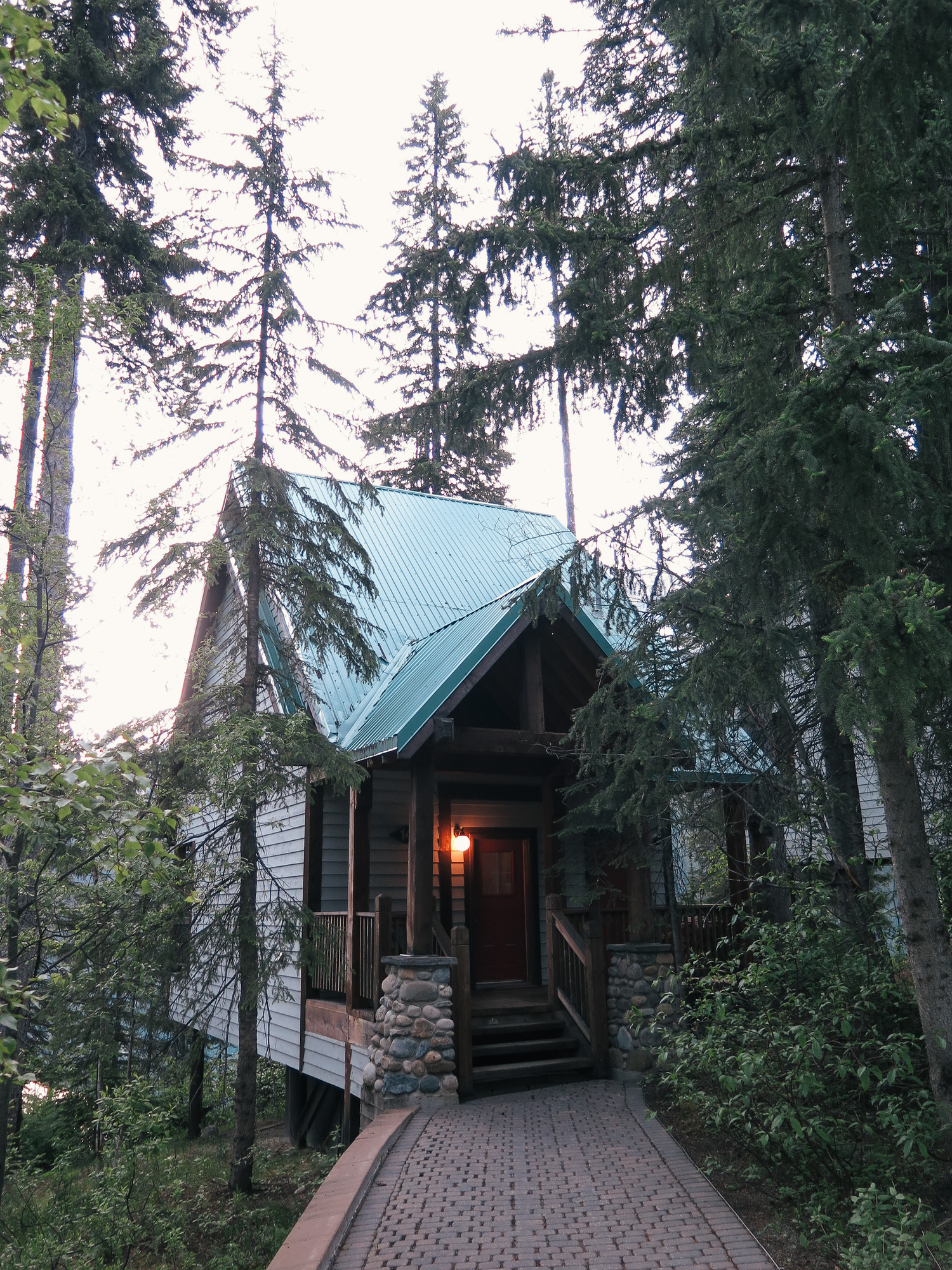 life-on-pine-banff-alberta-travel-guide-emerald-lake-lodge.jpg