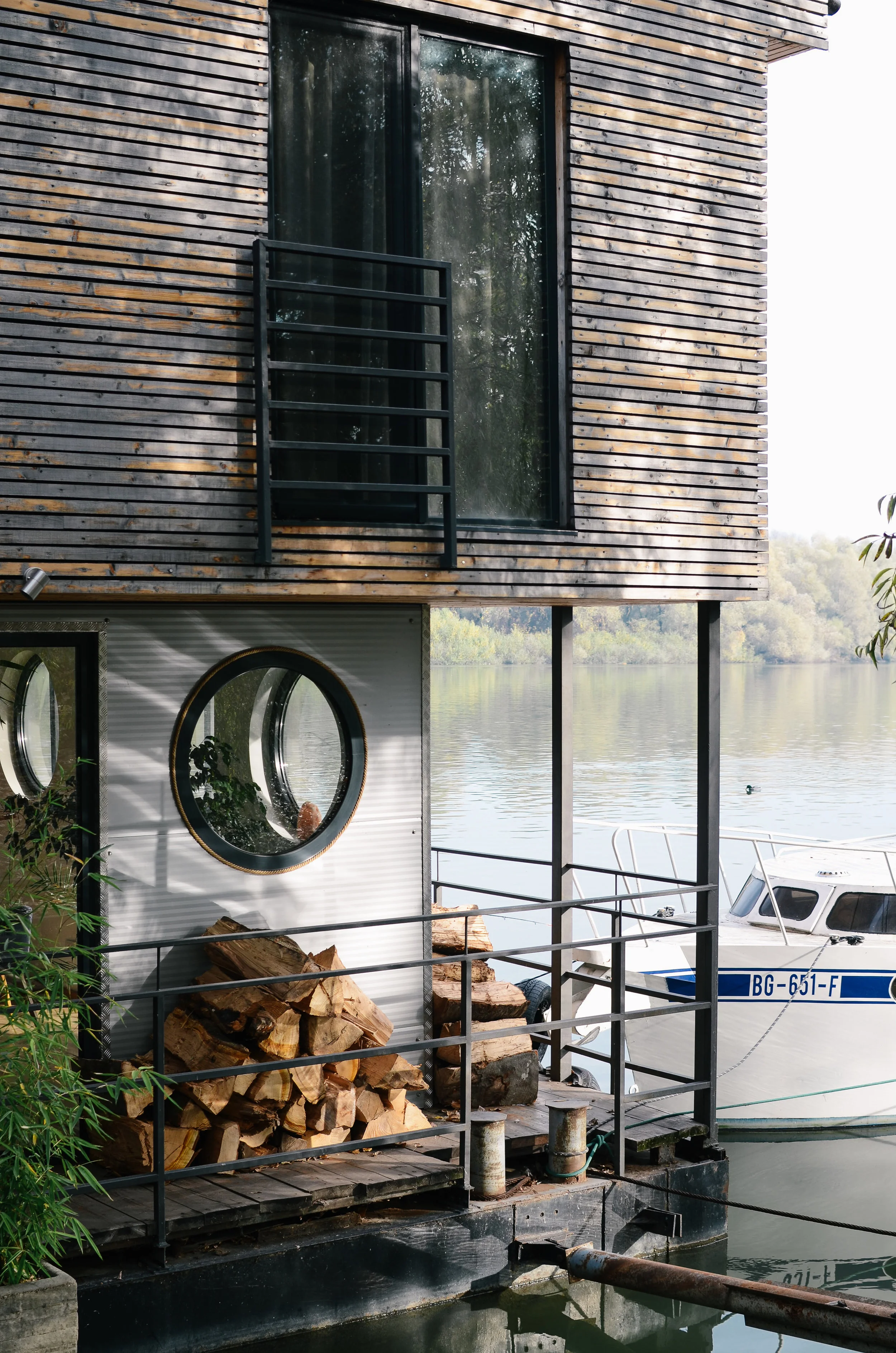 lodging in belgrade: boatel charlie & square nine 