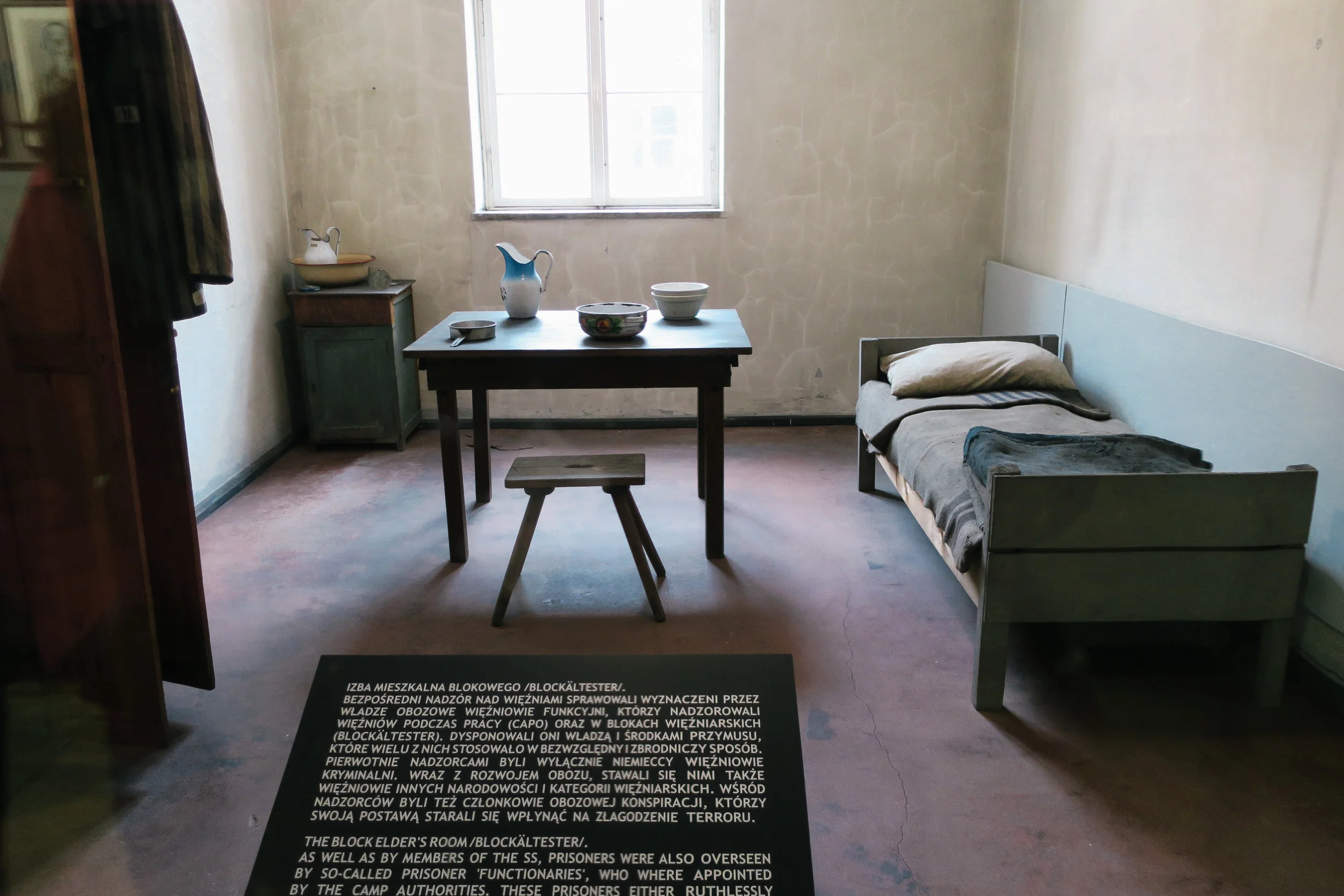  ^^&nbsp;&nbsp;the block elder's room – a position held in their "prisoner self‑government"&nbsp;whose duties were to maintain order and discipline in the block, distribute food, and keep records on all prisoners. the block elders had almost unlimited power over the other prisoners. 