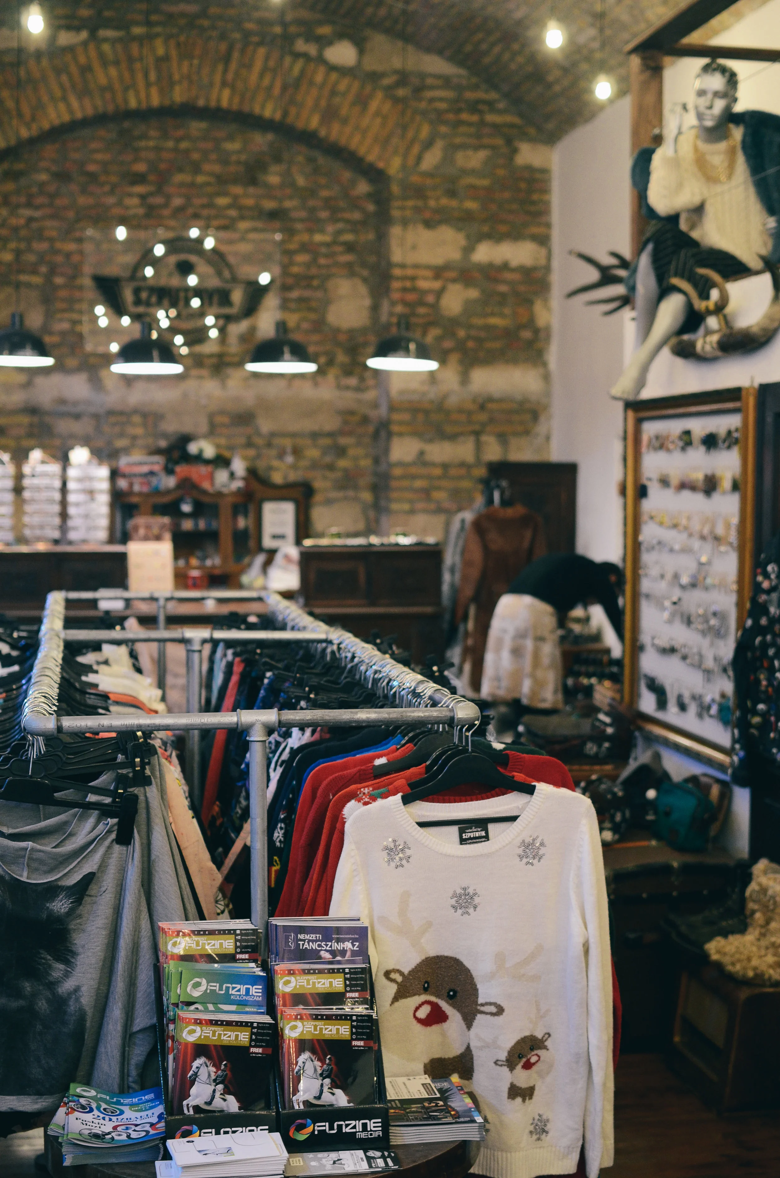  ^^ there are a ton of vintage shops sprinkled around the city. pop in for a browse, you'll definitely find a souvenier&nbsp; 