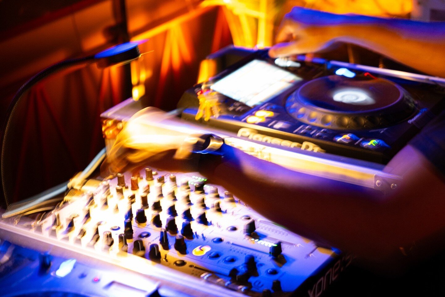 DJ sets strike every week starting on Tuesday with weekly resident @DiasFunkOfficial starting at 8 PM. 👌 ⁠
⁠
_⁠
#arbellachicago #rivernorthchicago #chicagohouse #chicagococktails #madeinchicago #chicago #vinyl #vinylset #djliveset #livedjset #djsetl