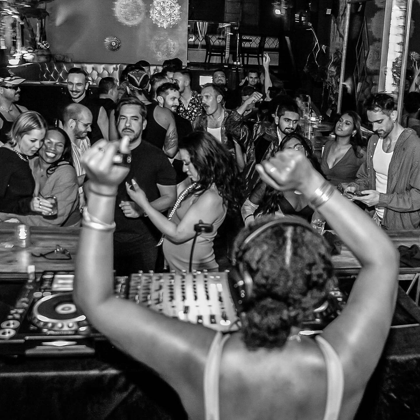 A whole vibe once the record spins. A magical @legendarychicago night captured by 📷 @jeff.ramone.photo 💯 🔗 in bio for DJ schedule. ✌️ #arbellachicago⁠