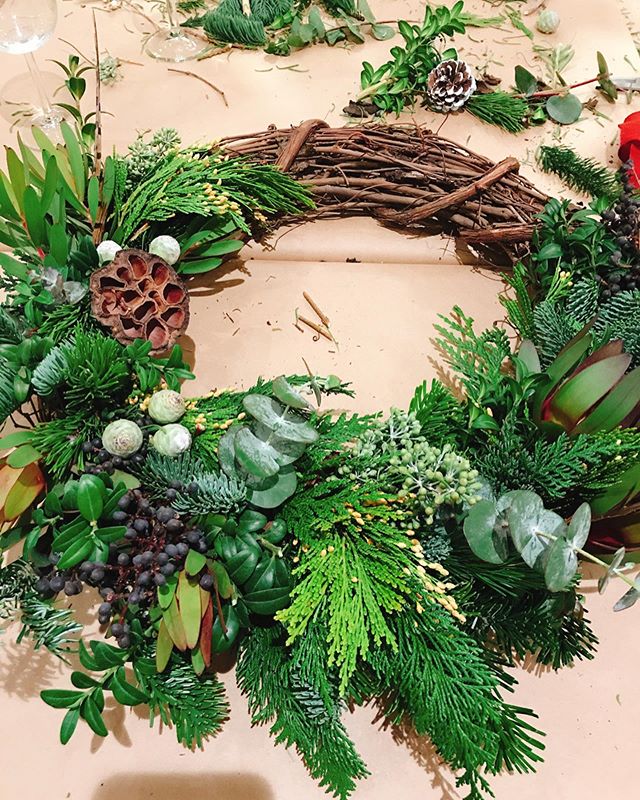 Last one. Love doing this crazy week in December to get everyone ready for the holiday season! 🎄🎄🎄❤️👊🏻👌🏻
More gorgeous wreaths. More lovely ladies. 💫
.
.
#saraflorals #wreathmaking #wreaths #marinflorist
