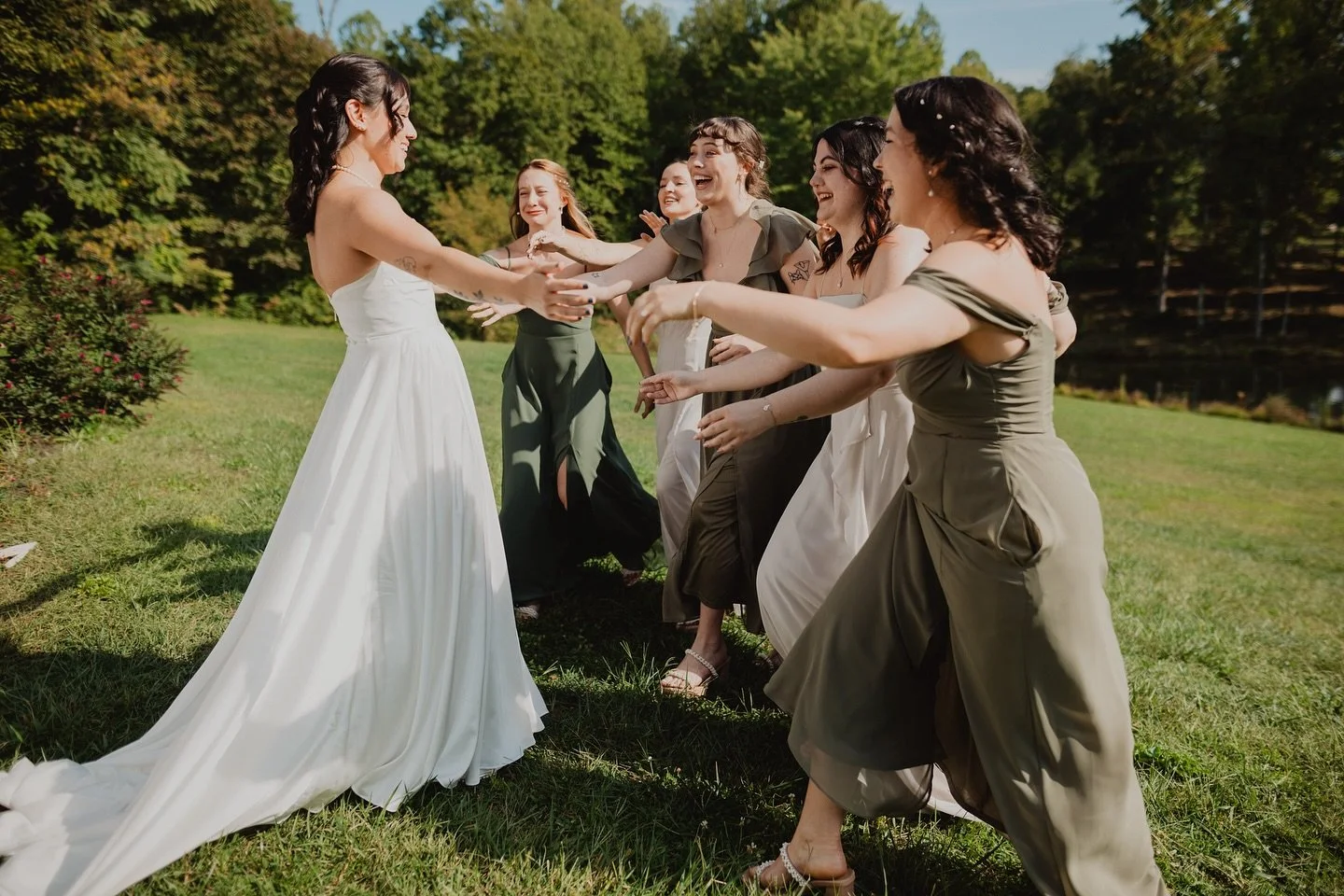 This first look with the bridesmaids was so precious 🥹