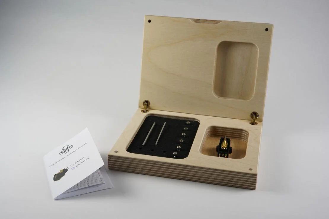 Image of Cartridge, Mounting Hardware and Display Case for EMT Novel Titan Cartridge