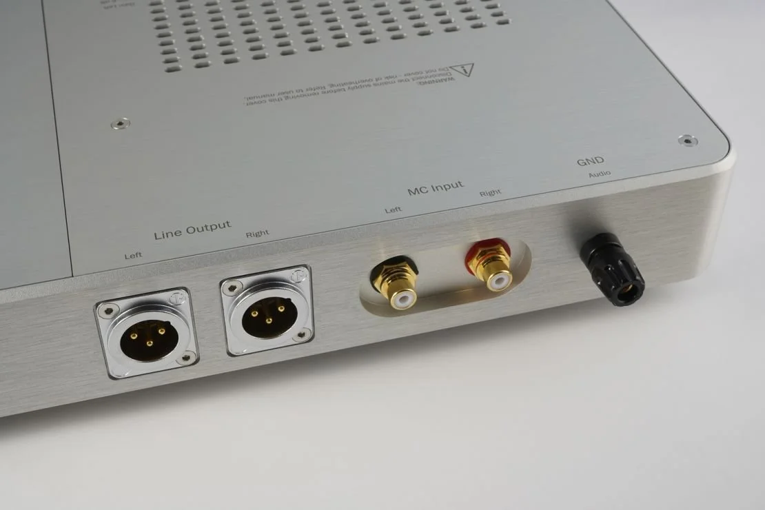 outputs and inputs on EMT 123 high end phono stage