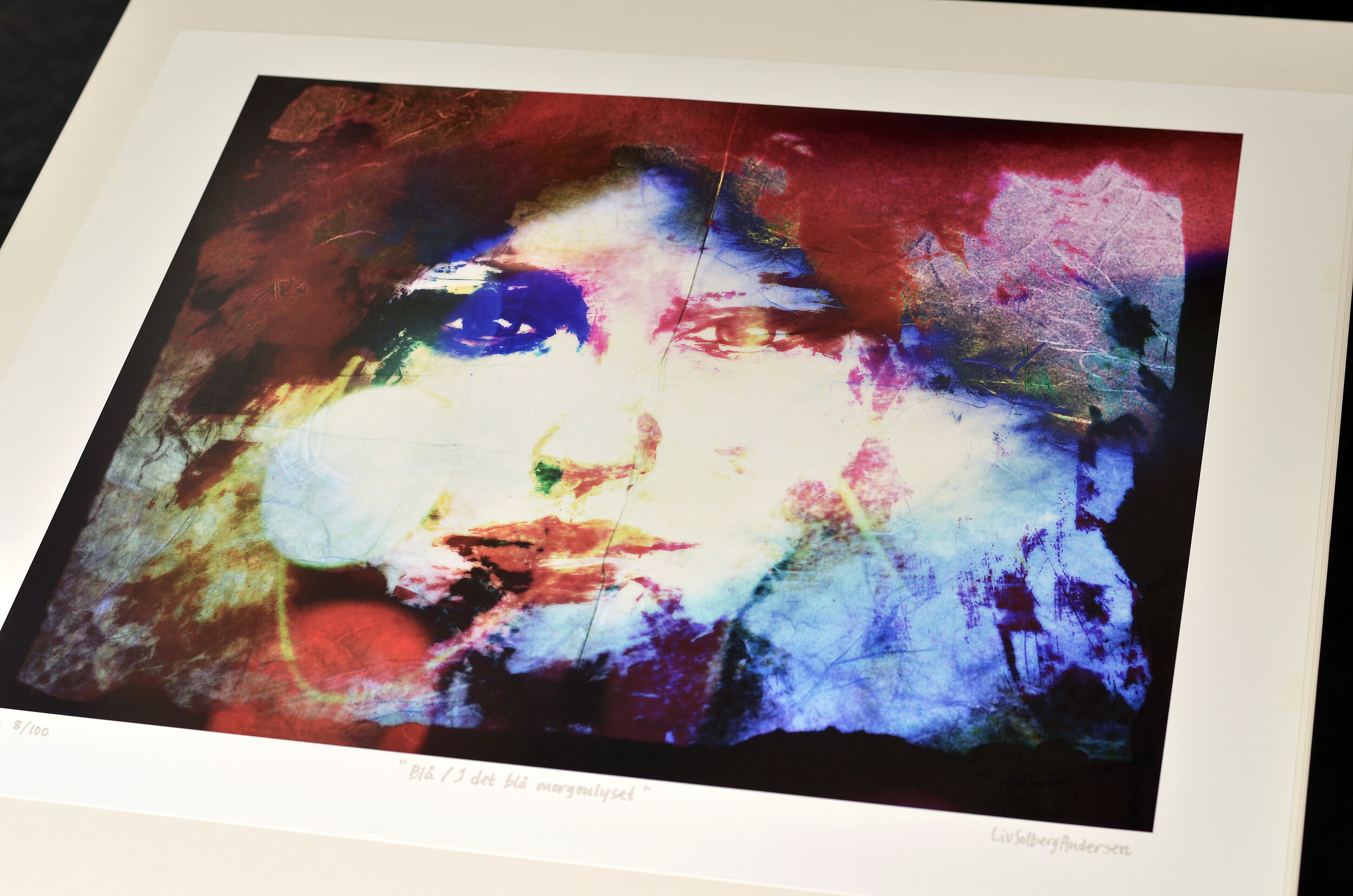 Blå morgonlys-på bord.jpg