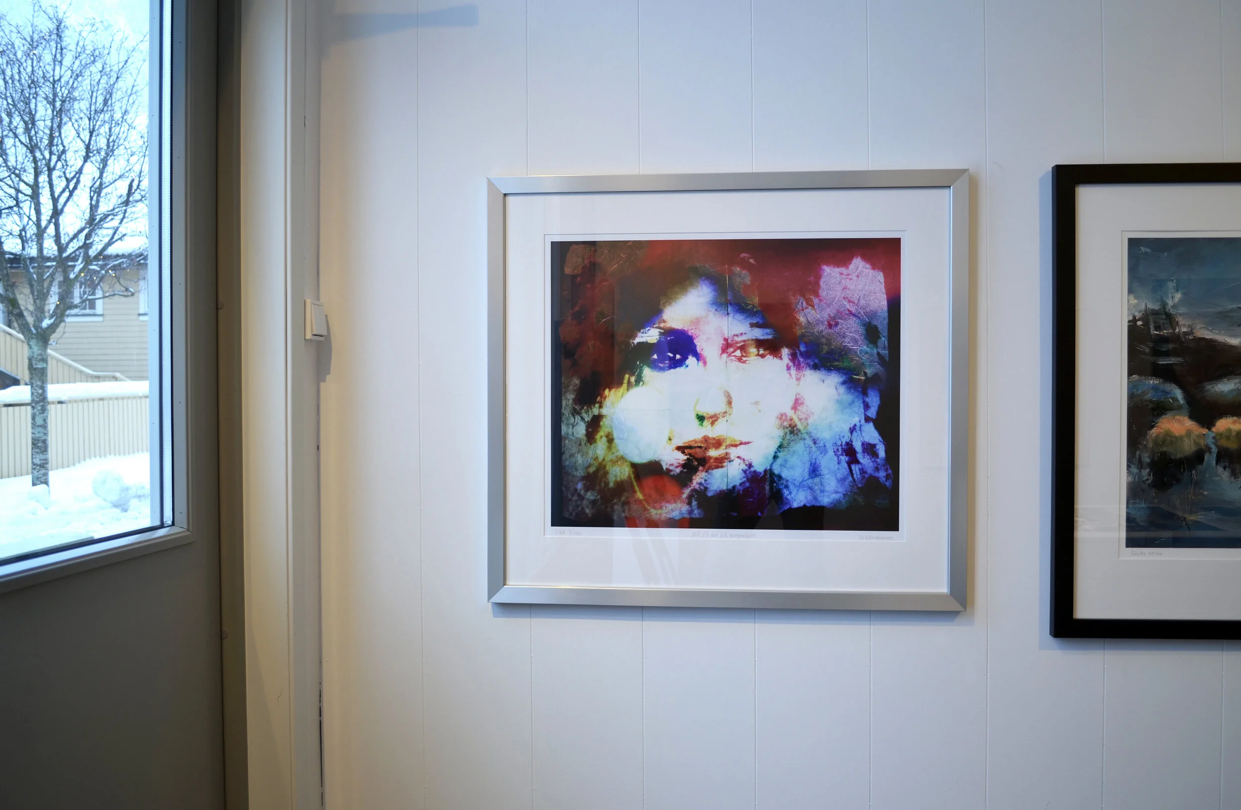 Blå morgonlys-i rom.jpg