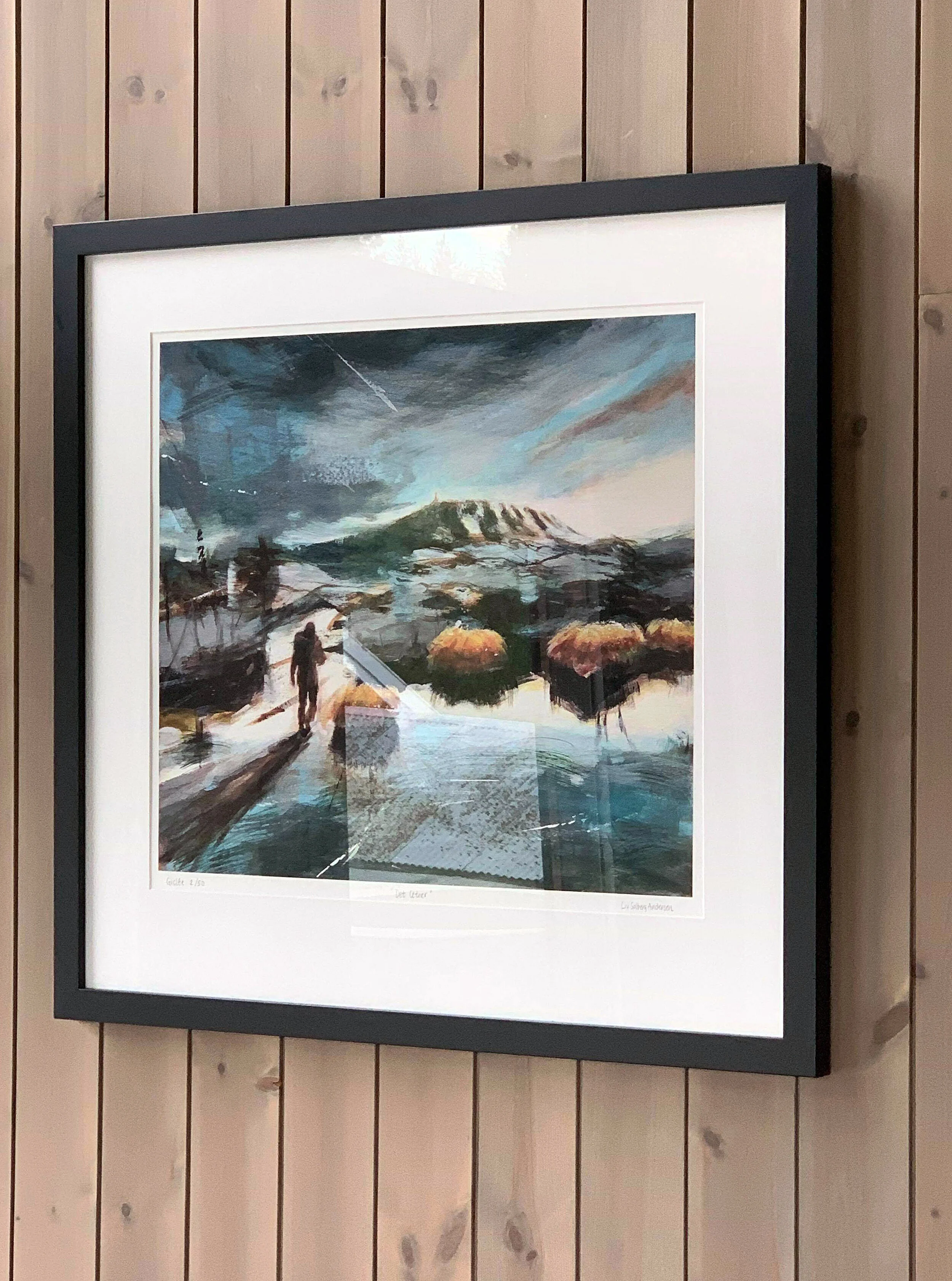 Det letner-sort ramme på brun vegg.jpg