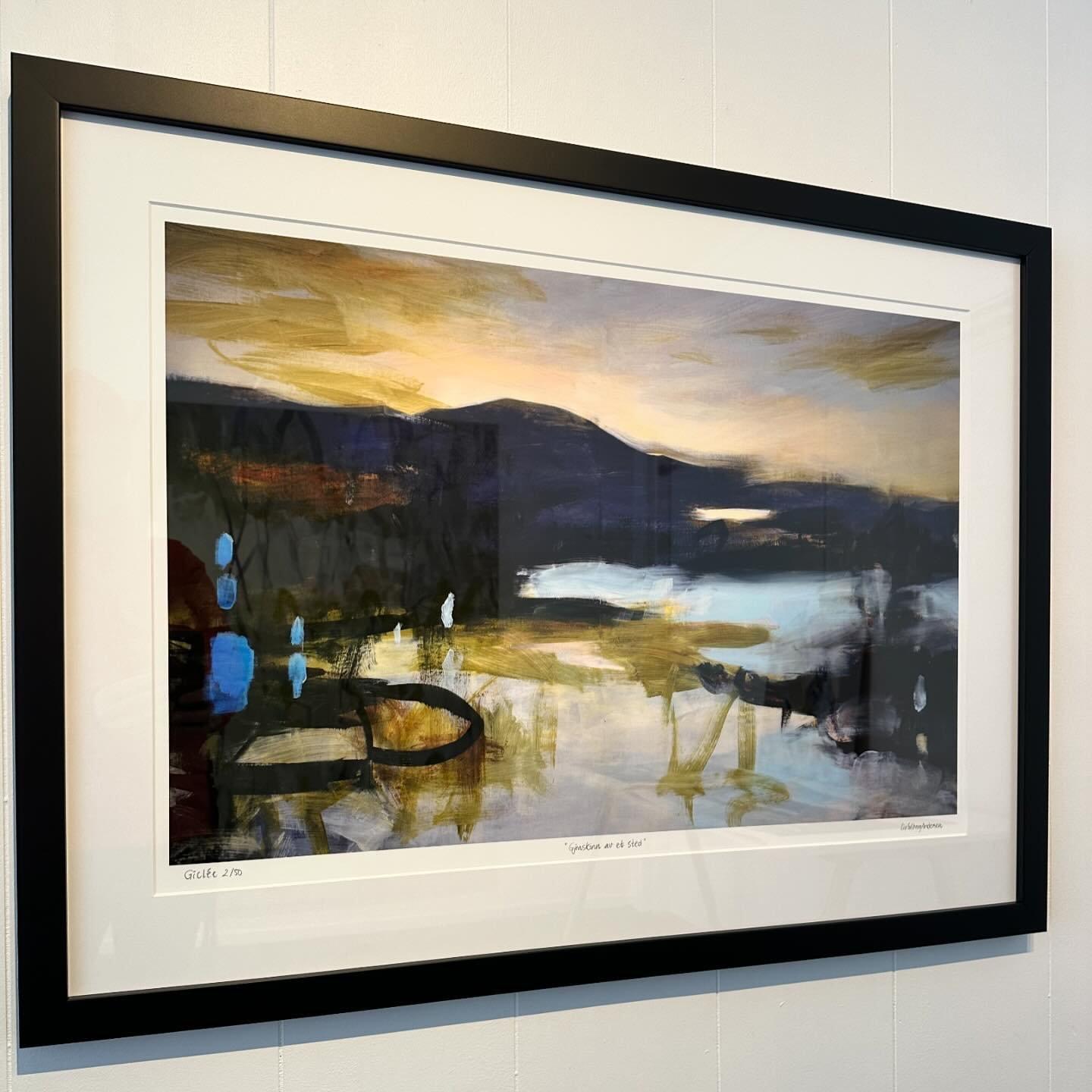 &laquo;Gjenskinn av et sted&raquo;, giclee. Signert og nummerert. Antall 50. Finnes i nettbutikken www.livsolberg.no og i Galleri L i Storgata 33 p&aring; Rjukan. Innrammet hos fotograf @fotografjacobsenbutikk @fotografjacobsen 

#gjenskinn #gicleepr