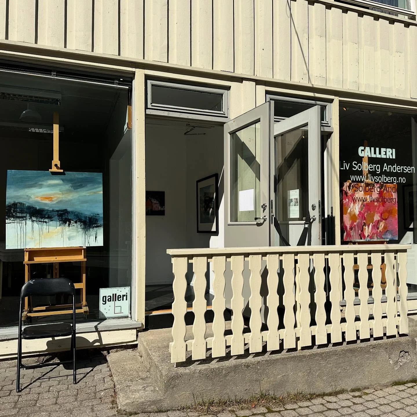 En sjeldenhet &aring; kunne ha to d&oslash;rer oppe i galleriet☀️Ingen vind, 28 grader - mandagstoner🎨

#vindstilleogsol☀️ #varmedager #d&oslash;rene&aring;pne #galleri #atelier #maleri #mandagsfarger #mandagstoner #contemporary_art #artwork #artist