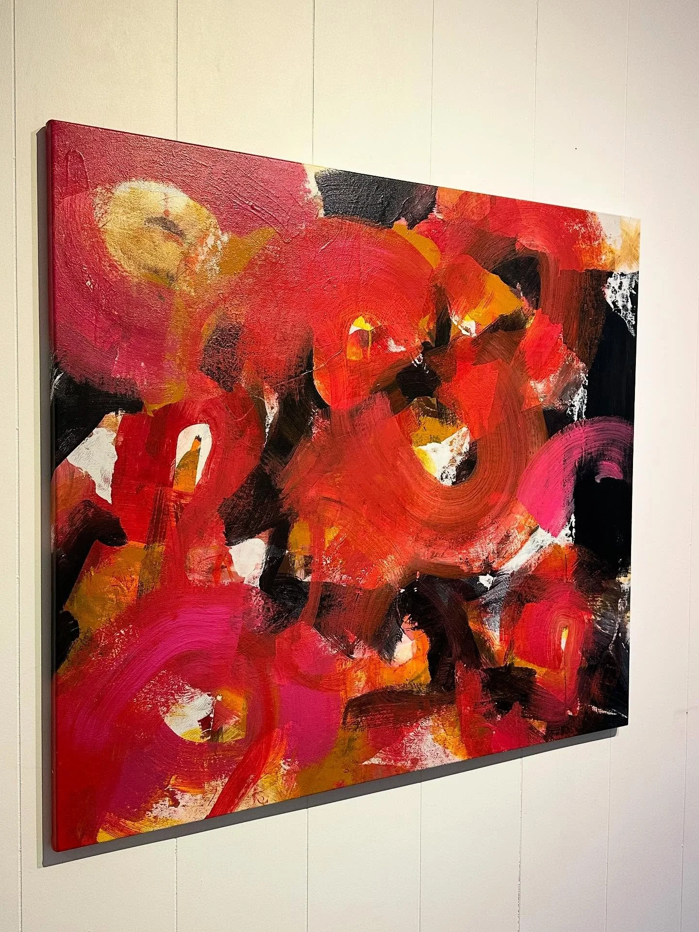 Eget galleri og virtuelt galleri - maleriet i reell st&oslash;rrelse i ulike milj&oslash;er.

#maleri #artwork #energi #studiogallery #atelier #contemparyart #abstractart #paintings #artwork #artist #maleglede❤️ #truecolours #expression #paintingener