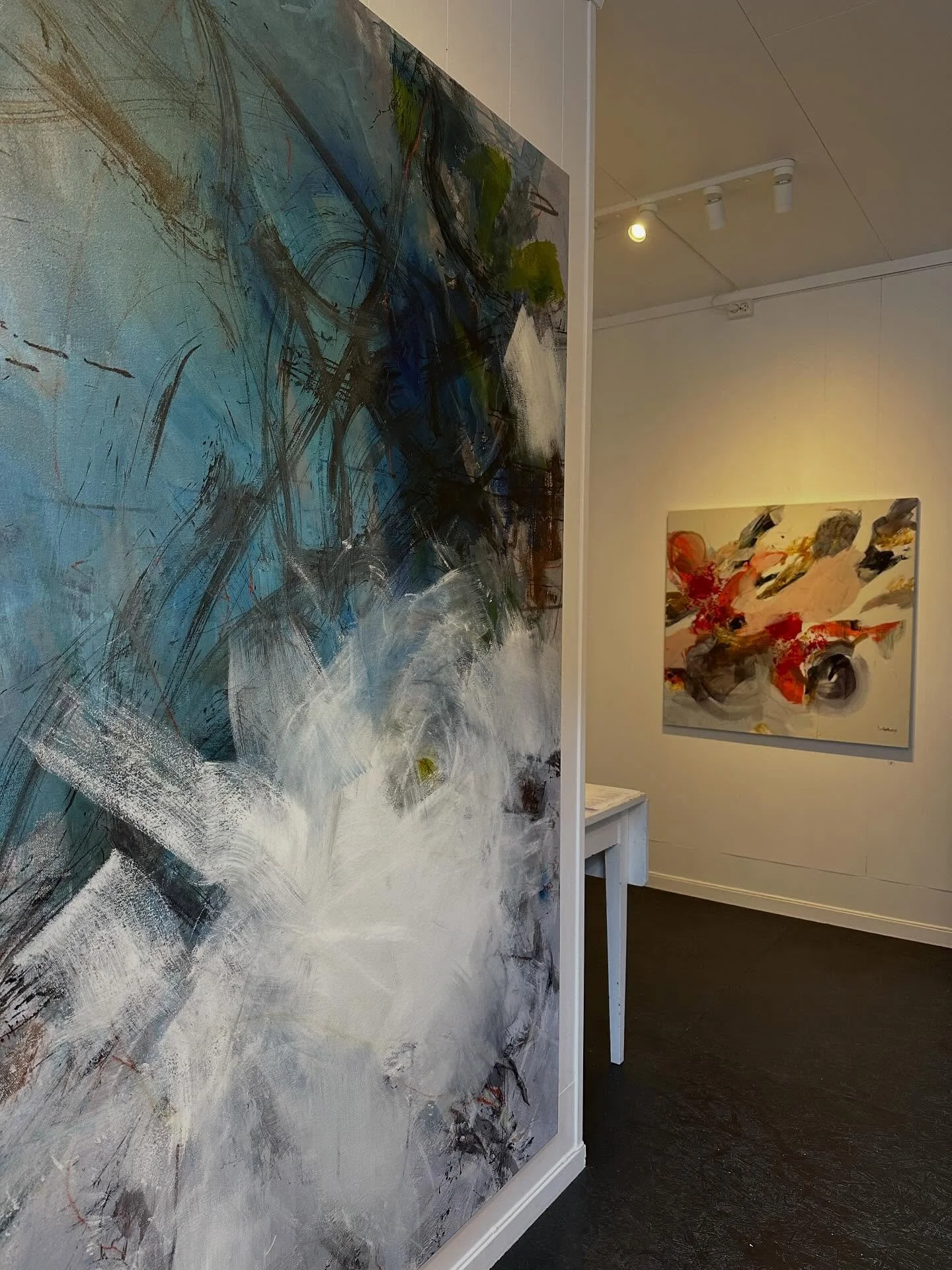 Klargj&oslash;ring av Galleri L til Kulturnatt i morgen, jeg m&aring;tte liten tur i sola ogs&aring;☀️Forfatter @elin.eika.bringa leser kl 20.30 i morgen i Galleri L - etter elvelangs som starter en time f&oslash;r. Det blir forfriskninger st&oslash;