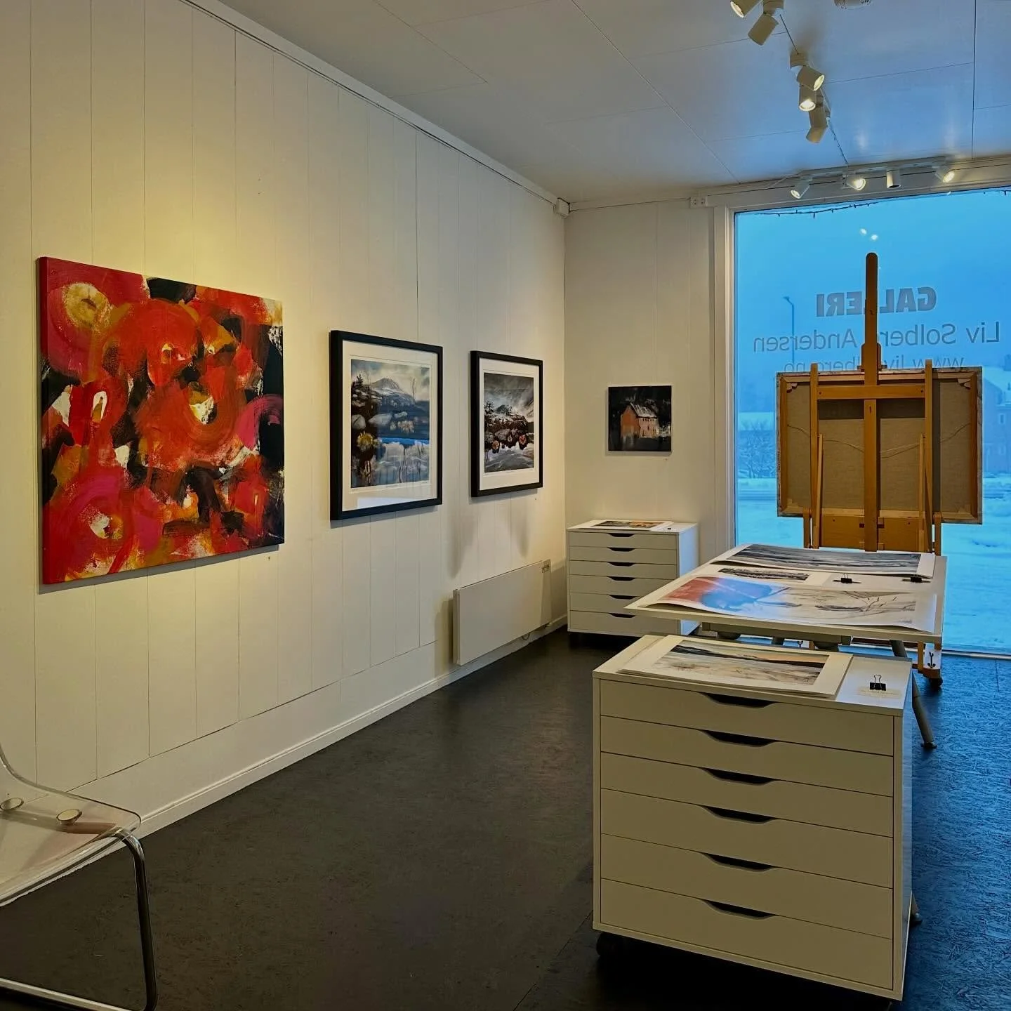 Nye bilder i galleriet - velkommen innom😊✨🎄

#gallerilivsolbergandersen #kunstutstilling #malerier #giclee #galleri