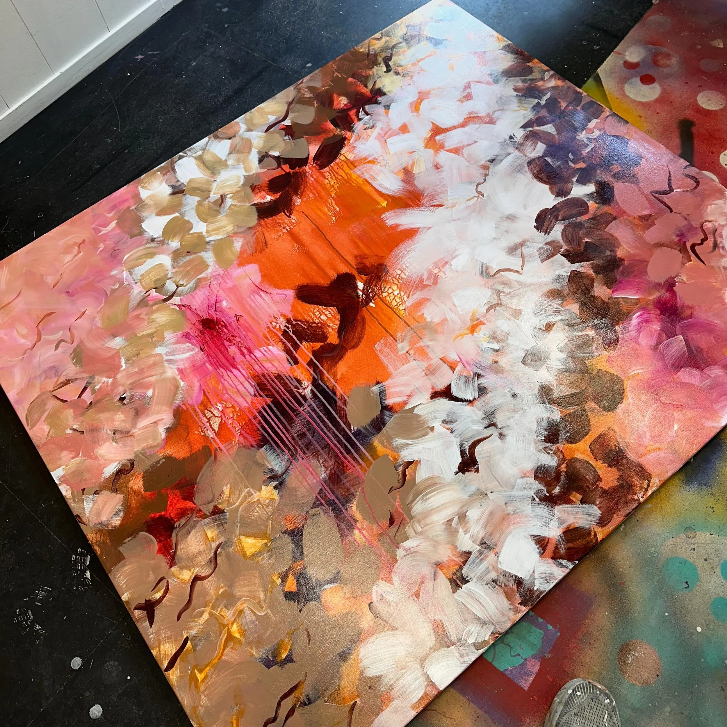 Fernissarbeid p&aring; gulvet🌱

#fernissering #maleri #maleriertilv&aelig;ggen #maleprosess #paintings @livsolbergandersen