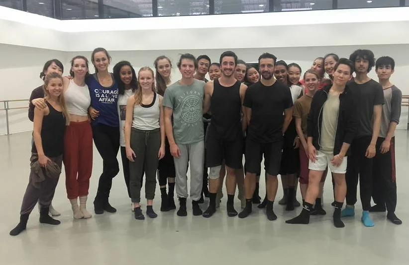 Christophe Garcia (tenue noire short et t-shirt) entouré des danseurs de DNSP3