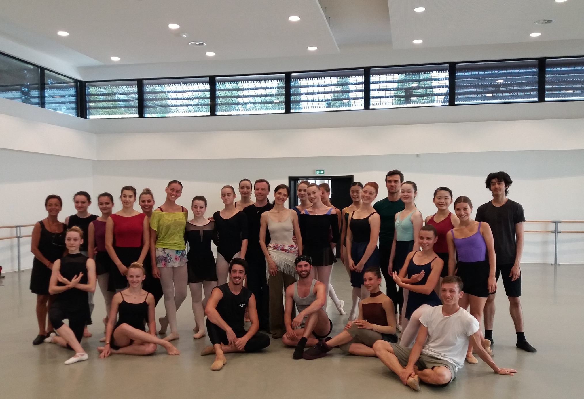 Les élèves du cours supérieur donné par Yannick Boquin mélangeant professionnels, stagiaires et élèves du Centre International de Danse Rosella Hightower