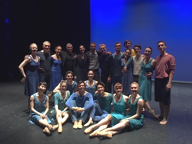Les danseurs du CJB entourés de la directrice artistique et pédagogique de l’école, Paola Cantalupo, des chorégraphes des pièces dansées pour le spectacle, Jean-Charles Gil, Nathanaël Marie & Julien Guérin et de leur répétiteur, Maurizio Drudi.