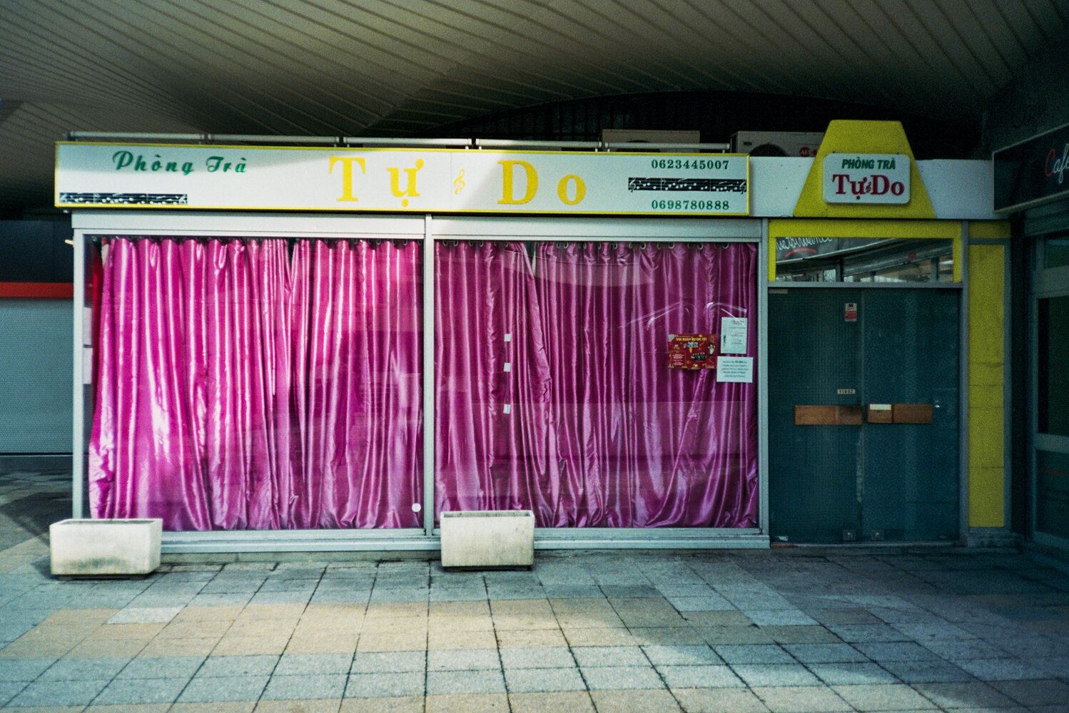 Closed restaurant - Paris, 2017.