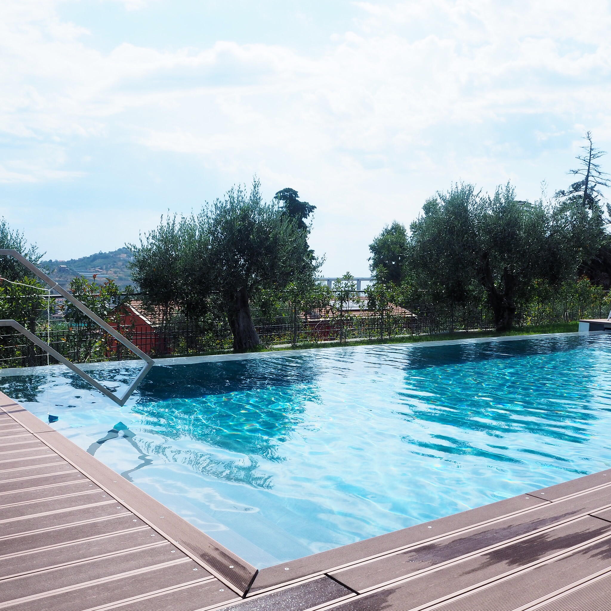 Bazén, který byl sice společný pro všechny 3 apartmány, ale byl krásně čistý, teplý s nádherným výhledem na celou Imperii. The pool was common for all 3 apartments, but it was absolutely clean with hot water and amazing view of whole Imperia.