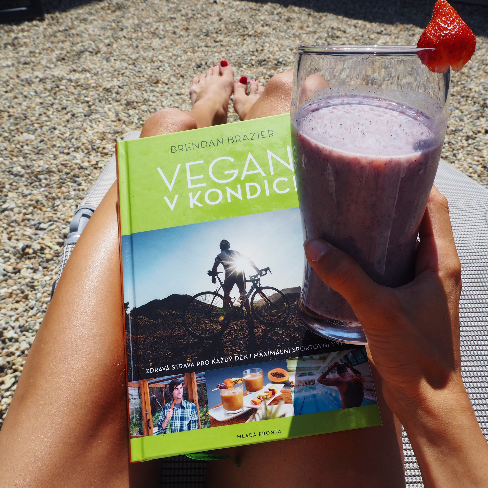 Opalovačka & milkshake & Vegan v kondici Sunbathing & milkshake & Thrive book