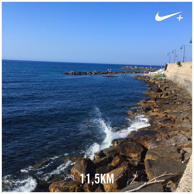 Jedna z nejlepších věcí na dovolené byly ranní běhy kolem moře. One of the best things on holiday were morning runs along the beach.