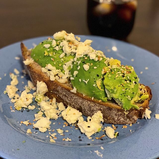 Avocado toast!! #everythingbuttgebagel #avocado #unexpectedcheddar #foodphotography #eeeats #coldbrewcoffee #breakfast
