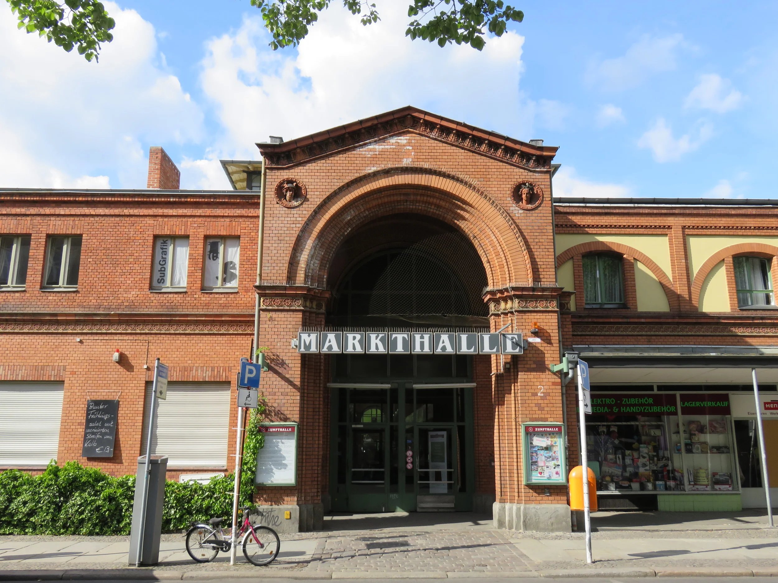 South entrance, Arminiusmarkthalle, Arminiusstraße. Of Berlin's 14 original Markthalle, only this one has remained continuously open since its unveiling in 1891.