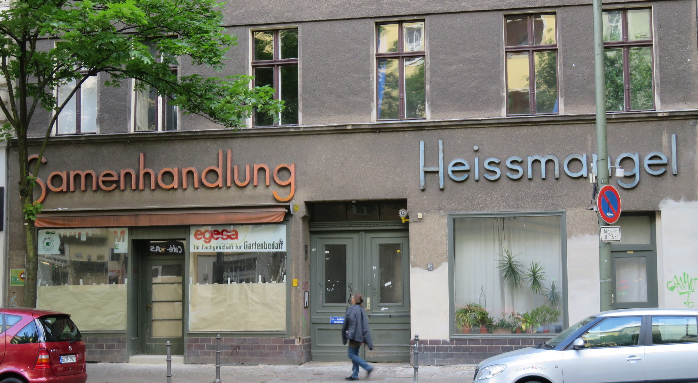 These signs, across Beusselstraße from Rosentraum (above), share an amazing geometric sans font. However, they likely belonged to two different businesses—unless one business was both a seed supplier (Samenhandlung) and clothing presser (Heißmangel).