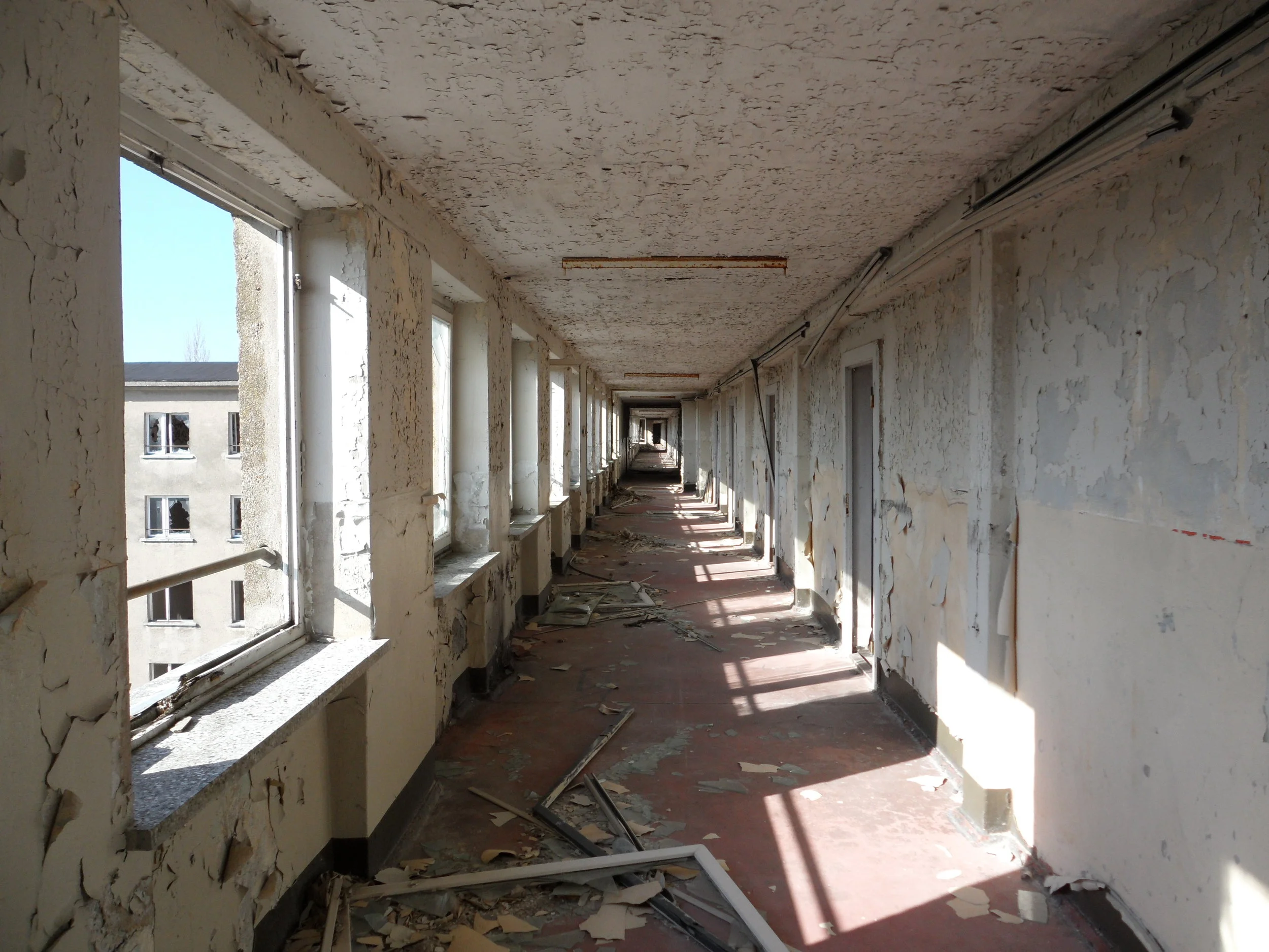 The never-completed North Wing in 2011. Photo by Wusel007 under Creative Commons