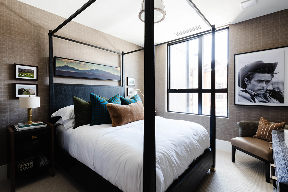 Bedroom with four poster bed
