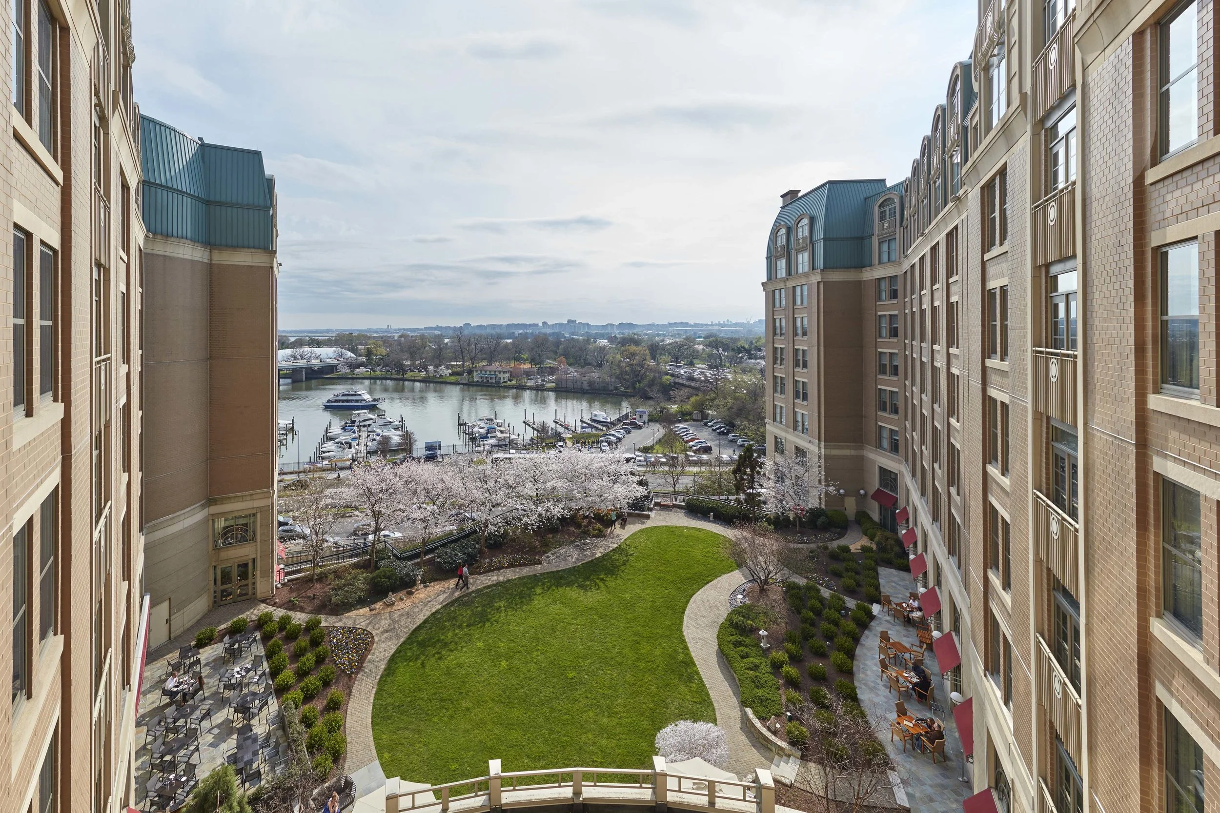 washington-2016-hotel-exterior-garden-03.jpeg