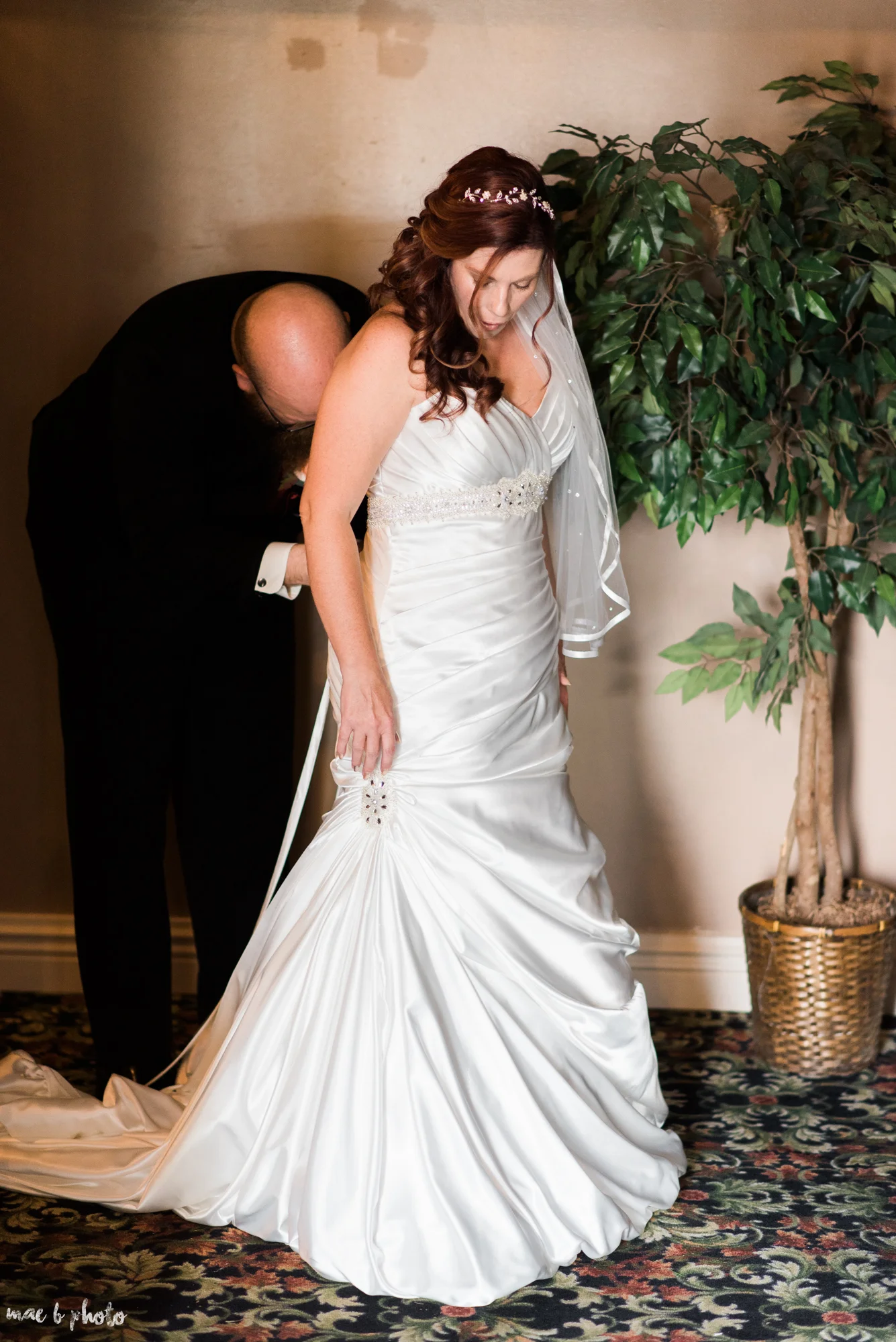 tracey and aaron's personal fall wedding at tiffany's banquet center in brookfield ohio_prep-14.jpg