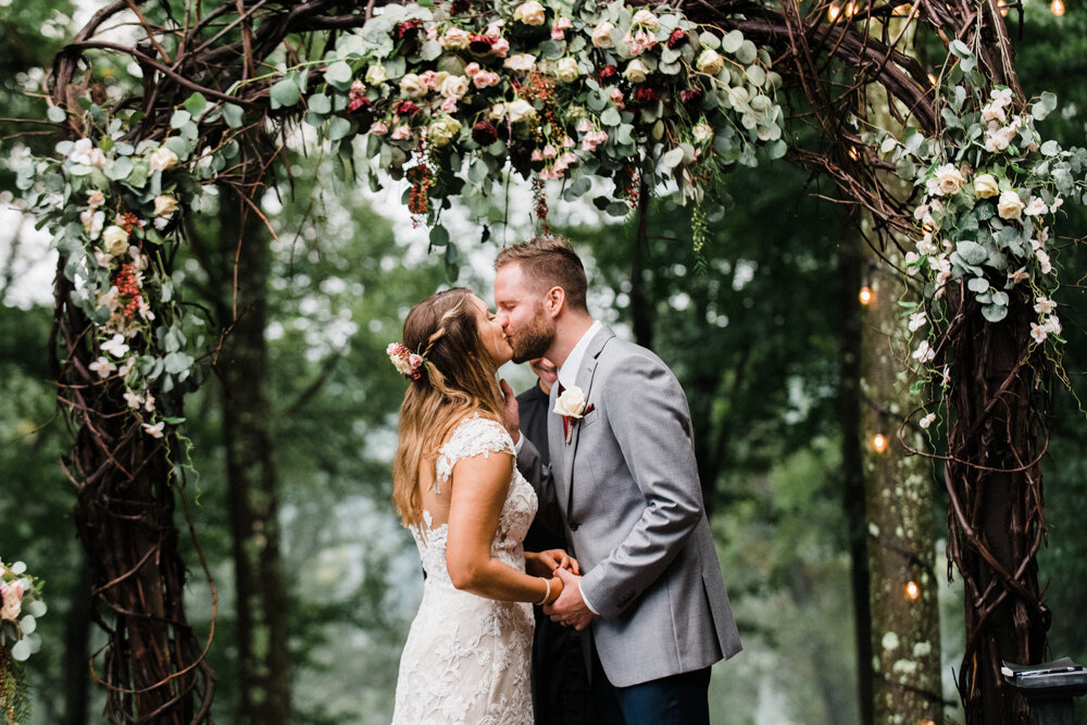 lauren and steves tree house barn wedding at the grand barn at the mohicans in glenmont ohio photographed by youngstown wedding photographer mae b photo-4.jpg