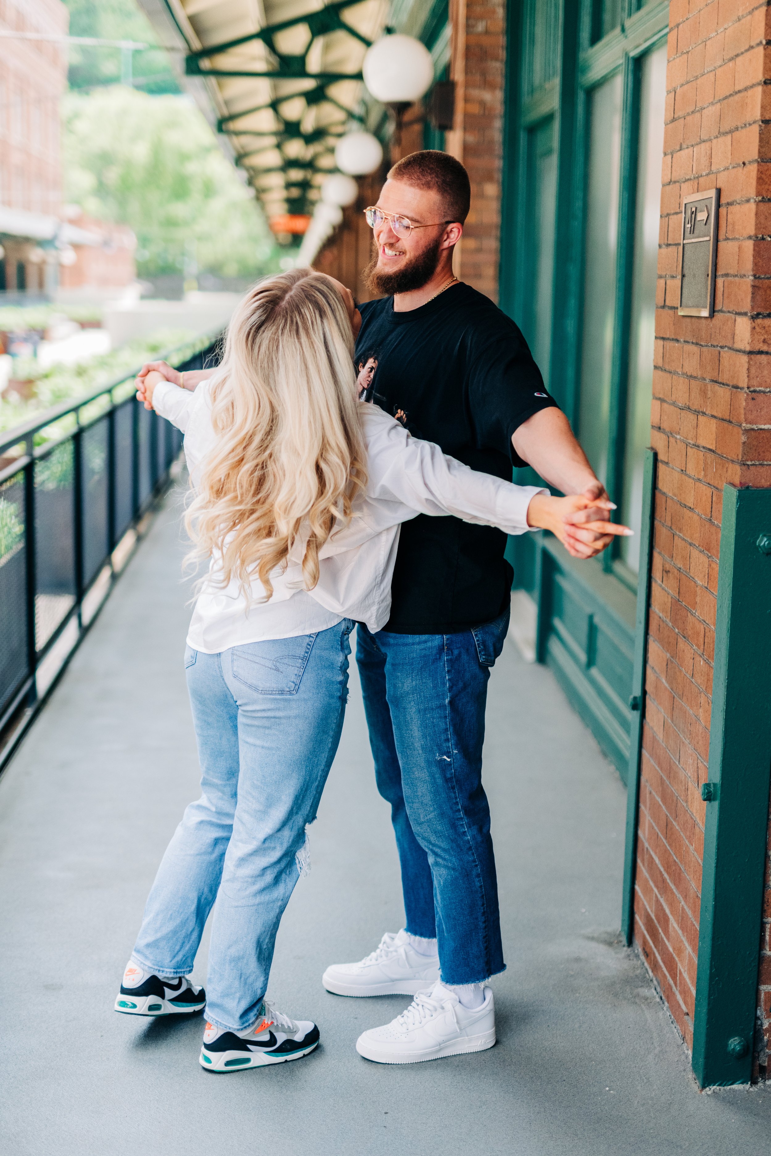 couples photoshoot at the highline in pittsburgh pa photographed by youngstown wedding photographer maebphoto-4.jpg