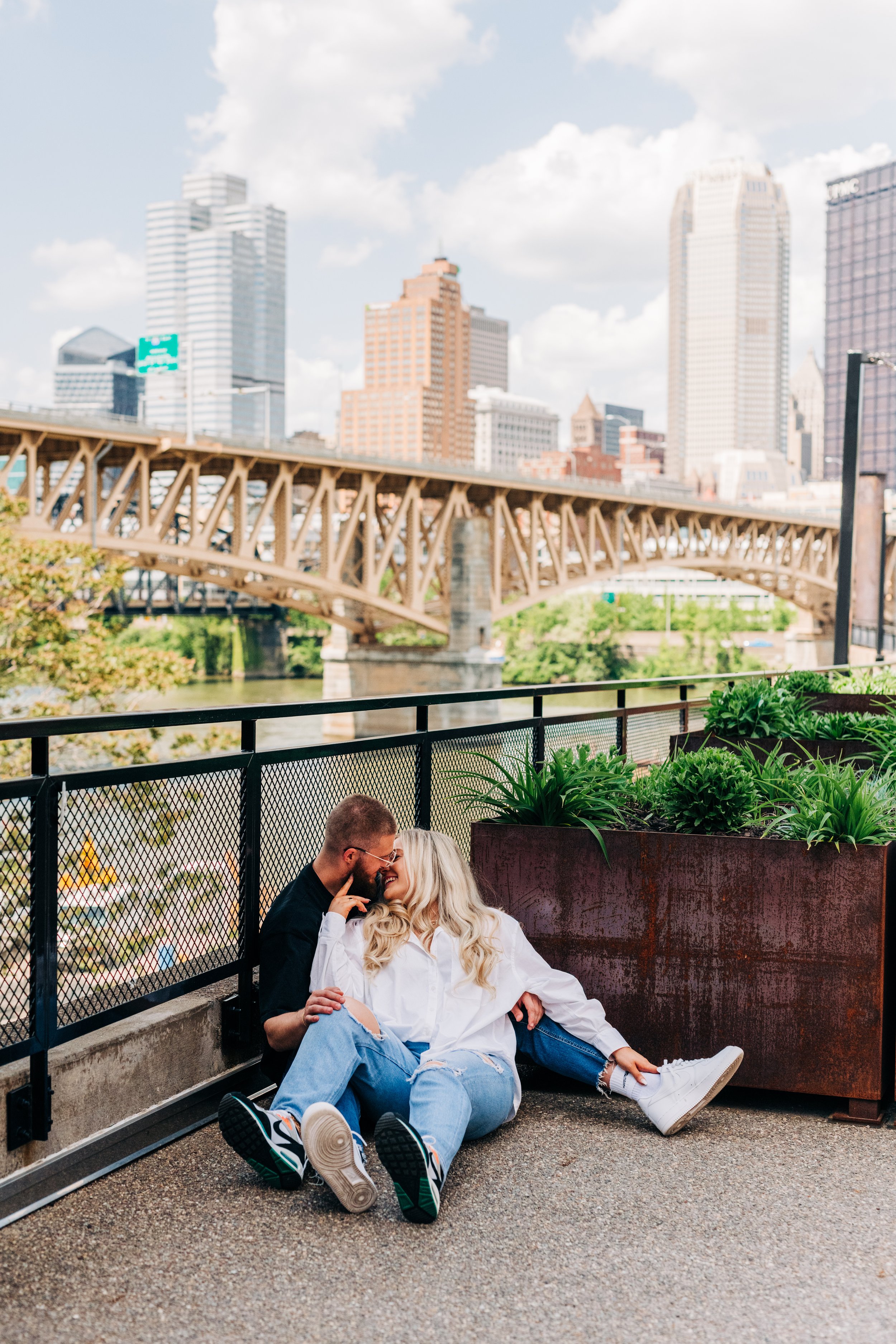 couples photoshoot at the highline in pittsburgh pa photographed by youngstown wedding photographer maebphoto-8.jpg