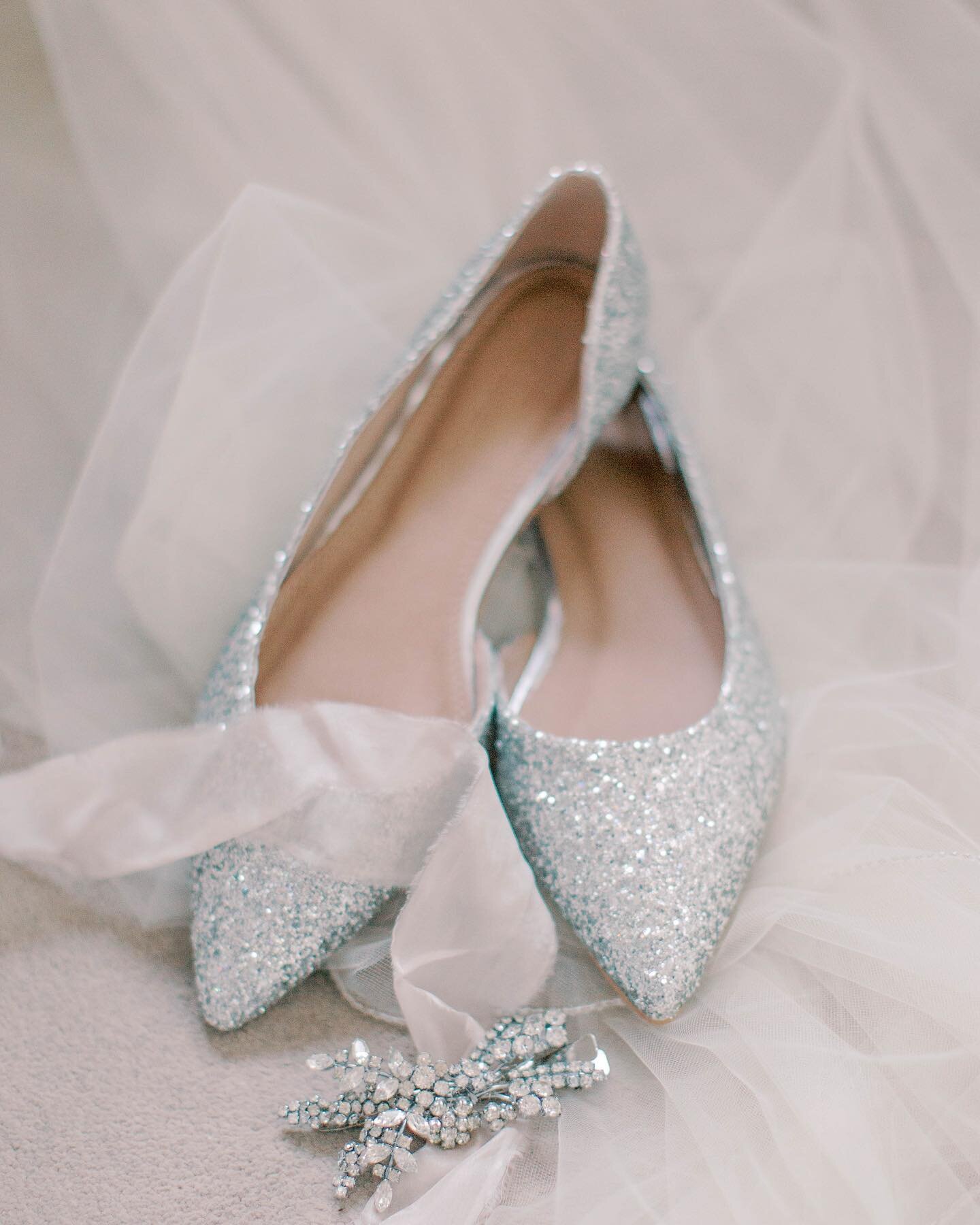 Sparkling flats for the win!
Comfy dancing shoes without compromising style.

Anyone else have a second pair of shoes for dancing?
.
.
.
#BridesmaidInspo #EuropeElopementPhotographer #FineArtWedding #DublinBride #StyleMePretty #DestinationWedding #Gi