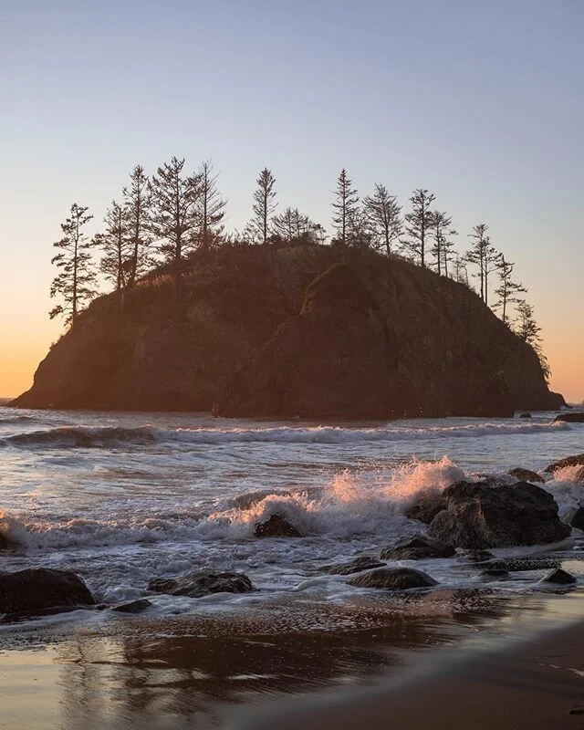 I would love to live in a small cabin built on this rock 🌞🌲 . . . . . . . . . . .
. 
#heatercentral #california_igers#visitcalifornia #feedbacknation #lifeofadventure #humboldtredwoods  #caligrammers #tlpicks #Abc7eyewitness #agameoftones #theimage