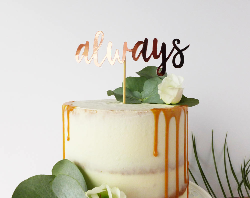 minimalistic wedding cake styling