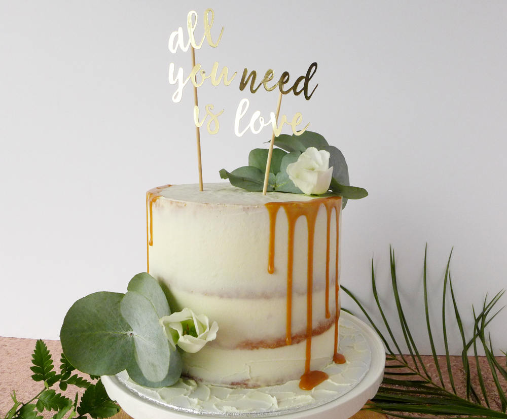 minimalistic wedding cake decoration
