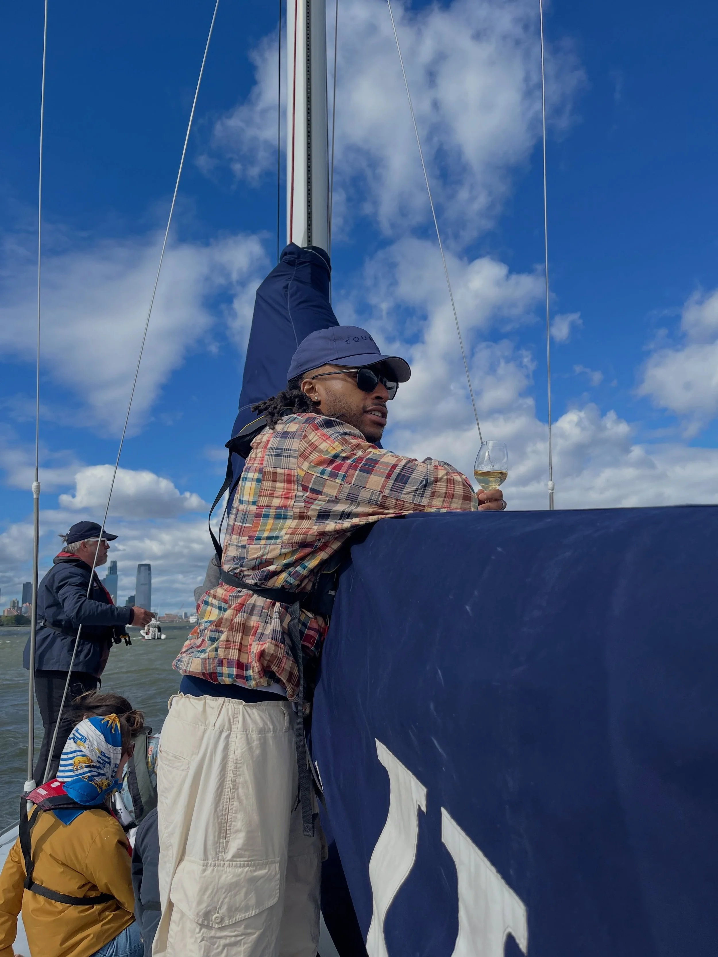 Sh*t slow?! Gotta keep the motion&hellip; 🥂🍾⛵️ @emiratesgbrsailgp : @champagnetelmont | @reveriepage |

#sailgp #sailgpnyc #sailingaway #skipper #gatsby