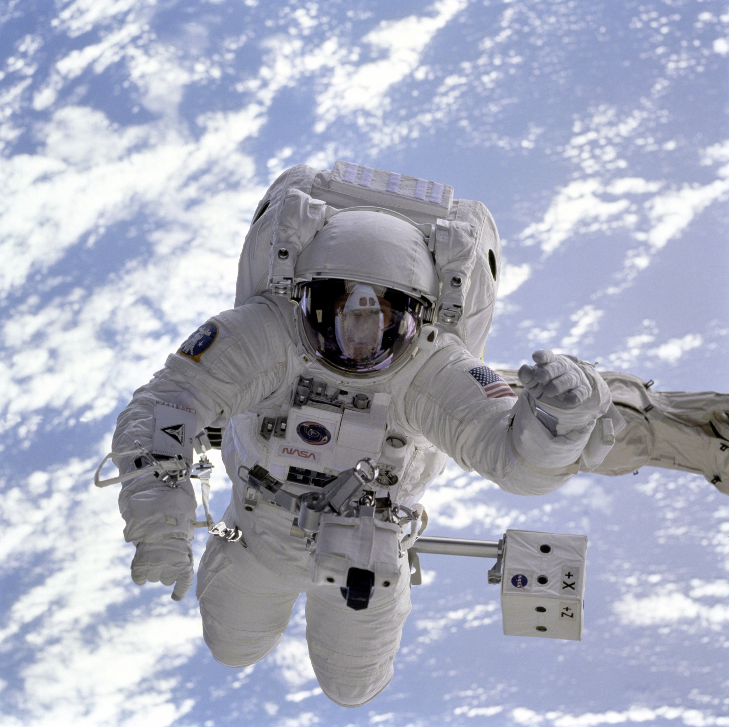 ASTRONAUT MICHAEL GERNHARDT ATTACHED TO THE SHUTTLE ENDEAVOR DURING A SPACEWALK IN 1995 (CREDIT: NASA)
