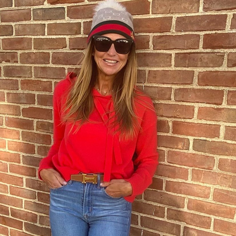 The PERFECT red cashmere❤️#needahatlikethis #cashmere #hoodiestyle #sagharbor #easthampton #obligato