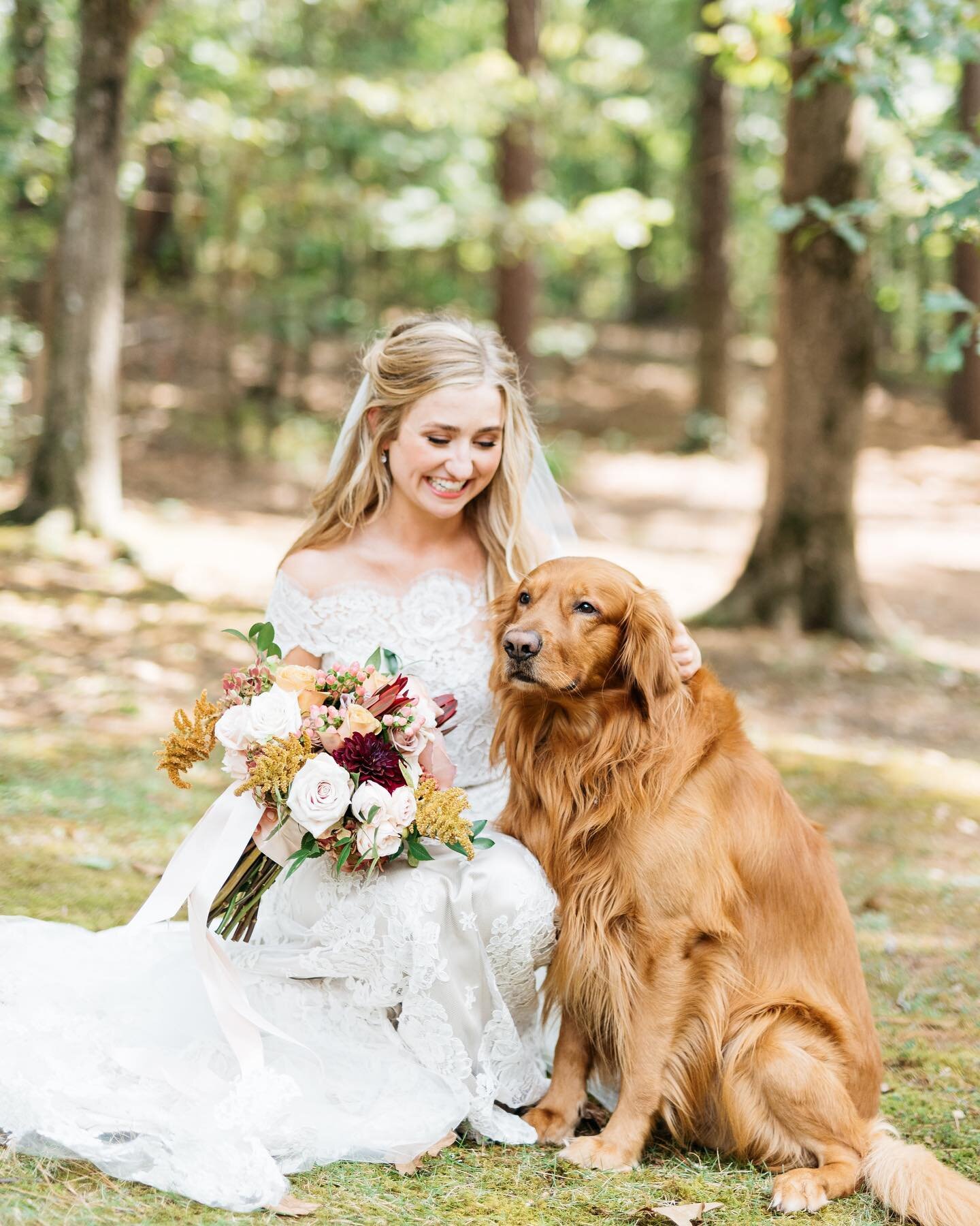 A little puppy love for #nationaldogday ❤️❤️❤️ I mean could they be any cuter??? Real KBE bride: @darbypresley  Photo: @sweetjulepphotography #kaleebakerevents #alabamaweddingplanner #southernbride #classicbride #churchwedding #bride #weddingdog #bes