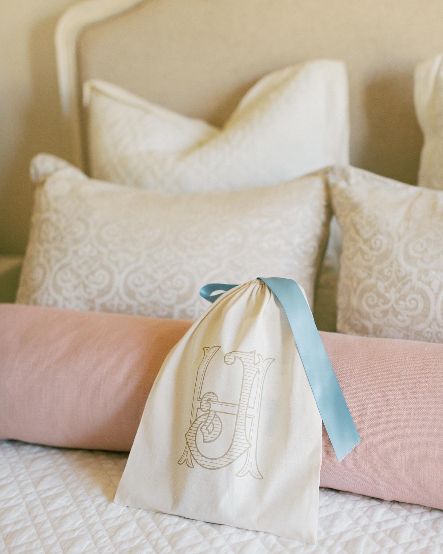 A little something blue 🤍 love how our April bride incorporated her custom crest on these darling gift bags 🤍🤍🤍 do you prefer welcome BOXES or BAGS? Or are you like me and simply beside yourself to be a GUEST and not a vendor lol 🤍🤍🤍 Real KBE 