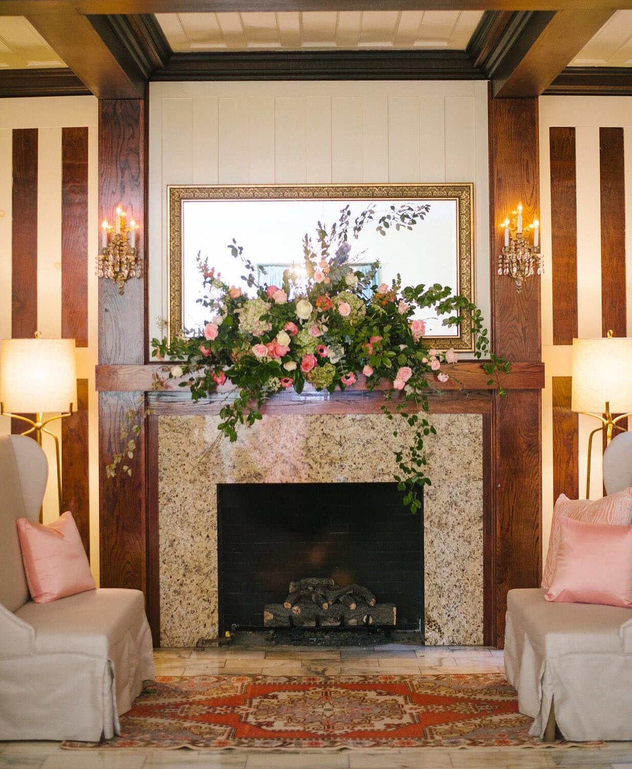 Mantle magic alongside a looovely lounge ❤️ Real KBE bride: @grasburyy  Photo: @sweetjulepphotography  Blooms: @thorneandthistleevents  Lounge: @wakefieldhome #kaleebakerevents #donnellyhouse #alabamaweddingplanner #mississippibride #historichomes #s