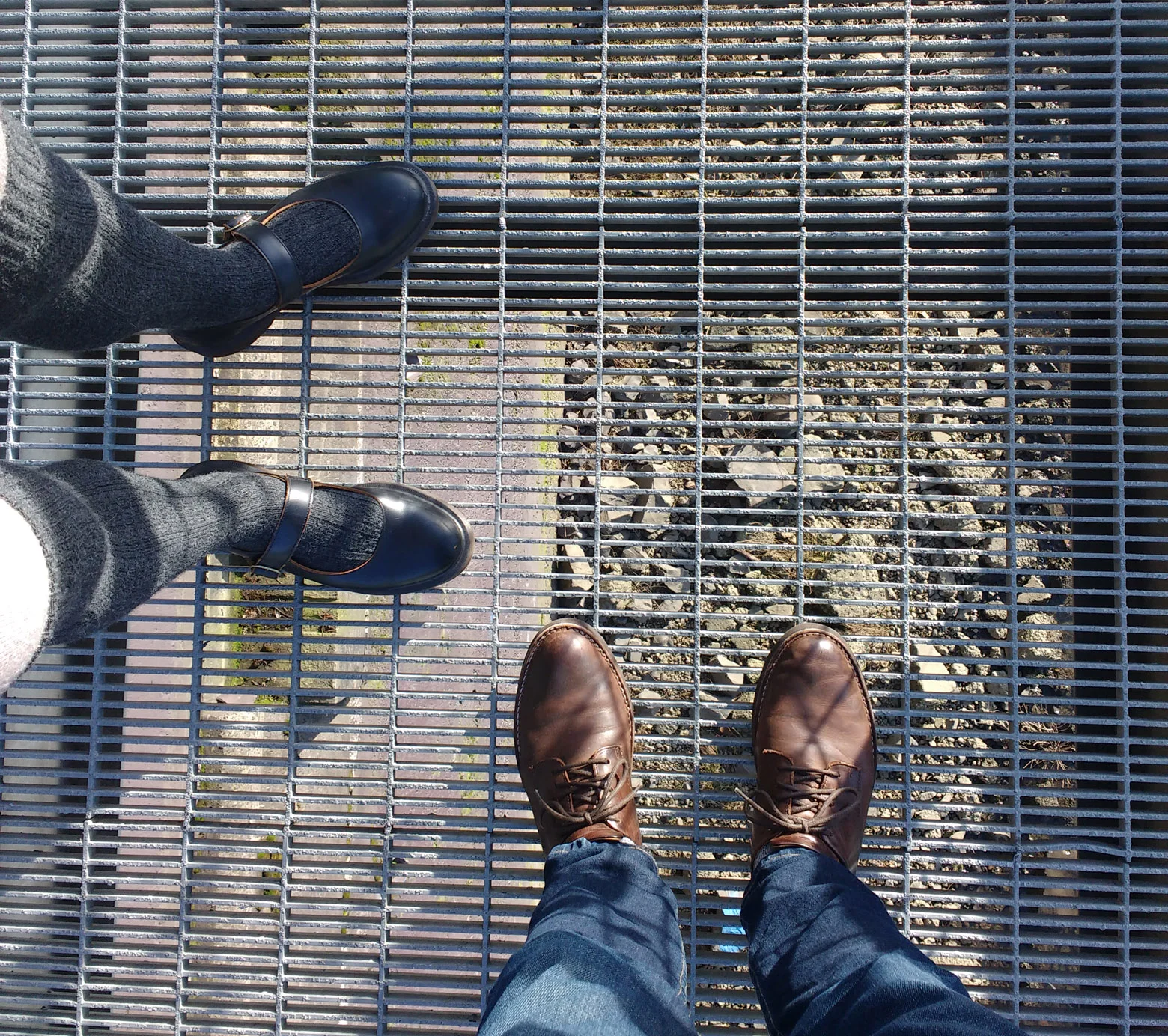 foots, grate, rocks