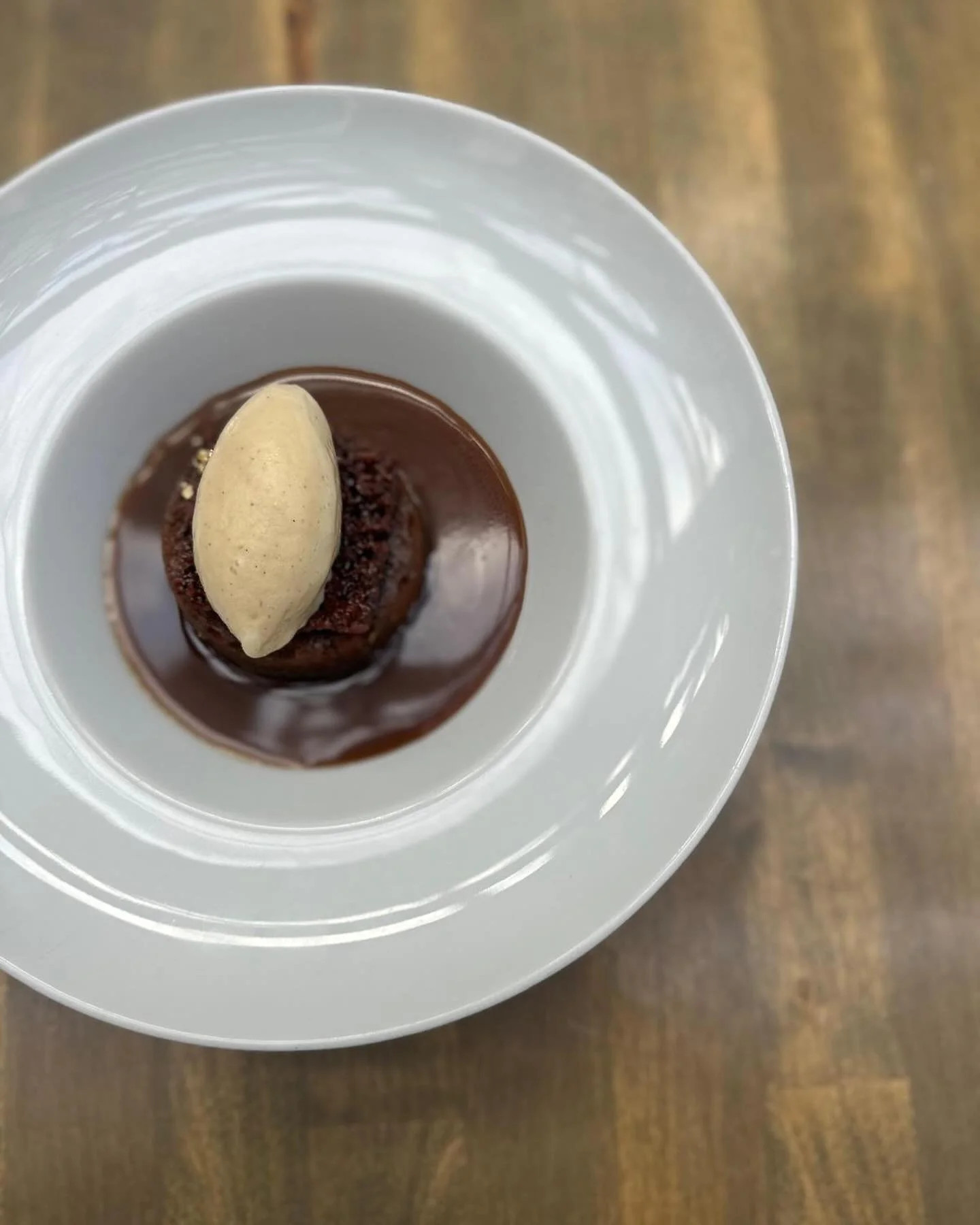 It&rsquo;s that time of year&hellip; Sticky Toffee Pudding season is here! Warm, indulgent, and topped with vanilla ice cream and sticky toffee sauce... this is the cozy dessert you&rsquo;ve been waiting for ☔️

Sticky toffee pudding
Vanilla ice crea