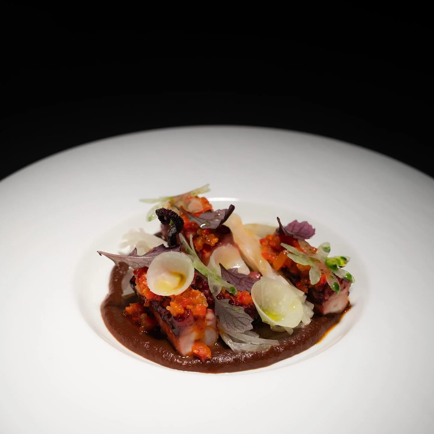 Barbecued octopus
Black garlic, kohlrabi, &lsquo;nduja sofrito

📷: @jcmadenphotography